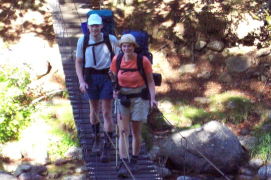 Rainer und Christine überqueren eine Hängebrücke