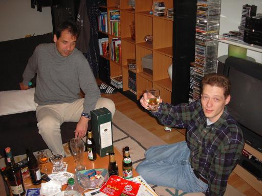 Ari und Rainer genießen Whisky
